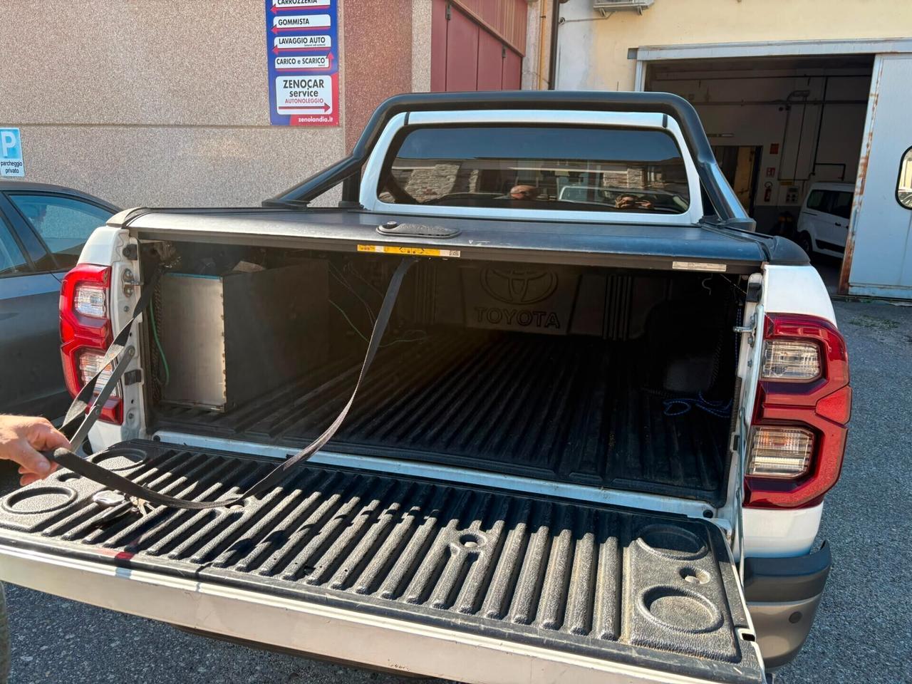 Toyota Hilux 2.4 D-4D A/T 4WD 4 porte Double Cab Invincible