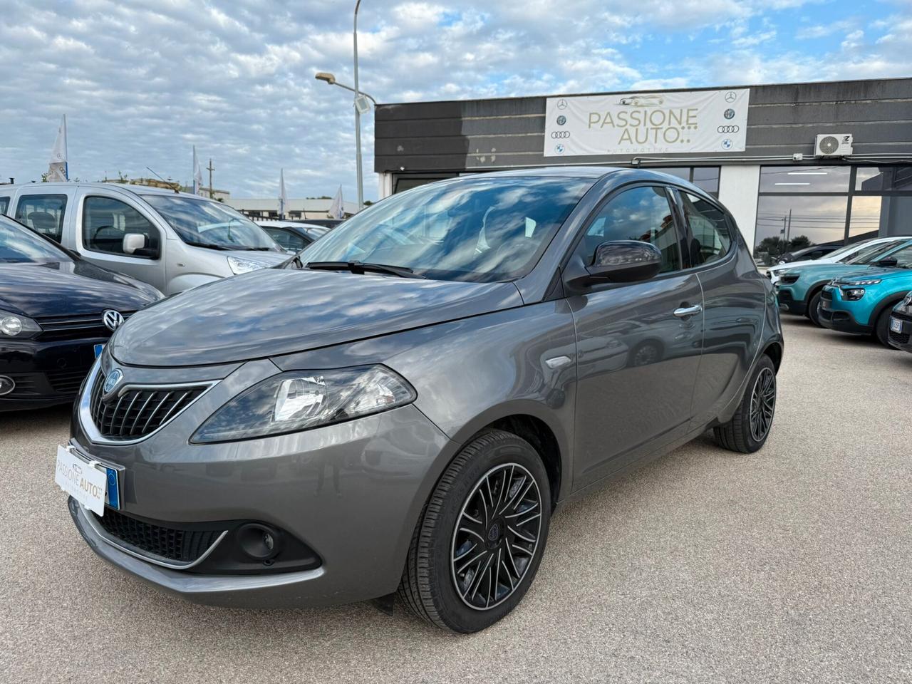 Lancia Ypsilon 1.0 FireFly 5 porte 70 CV S&S Hybrid Ecochic Gold