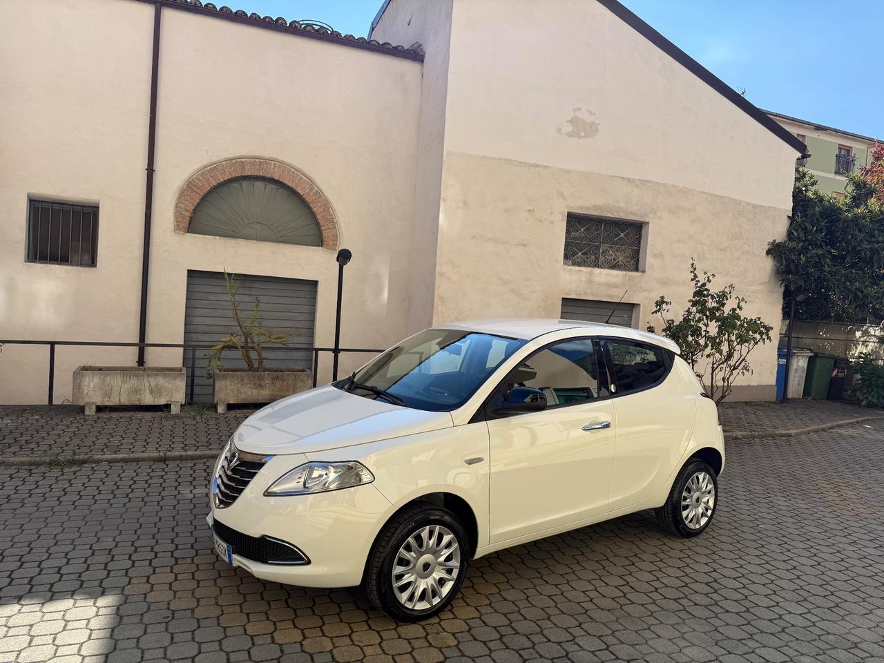 Lancia Ypsilon 0.9 TwinAir 85 CV 5 porte Metano Ecochic Silver