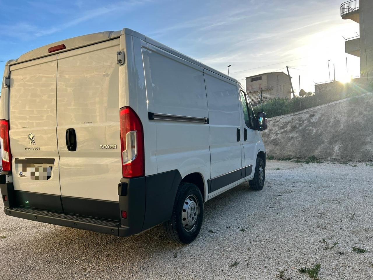Peugeot Boxer 330 2.0 BlueHDi PC Cabinato