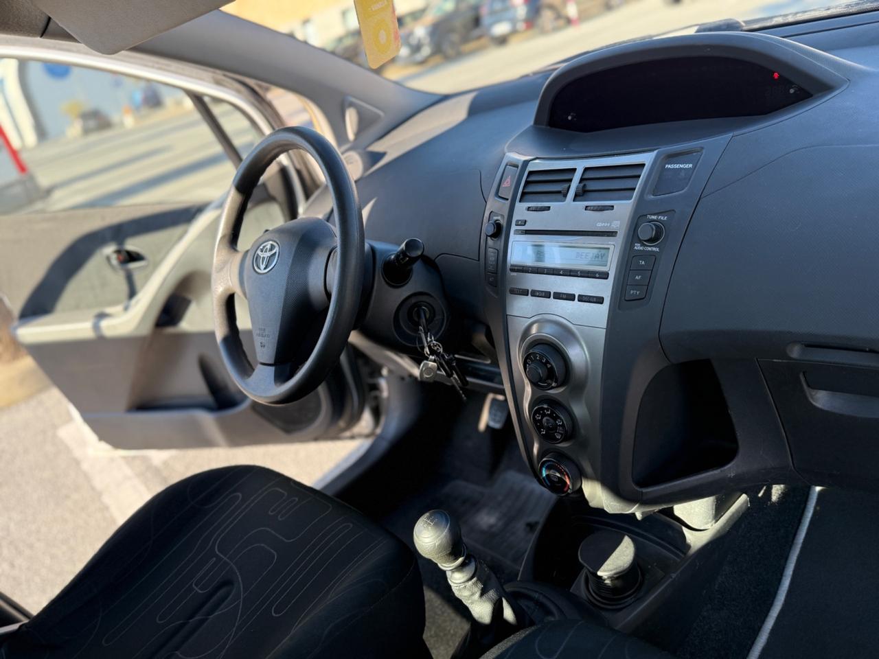 Toyota Yaris 1.4 D-4D 90 CV 6 marce 2010 neopatentati