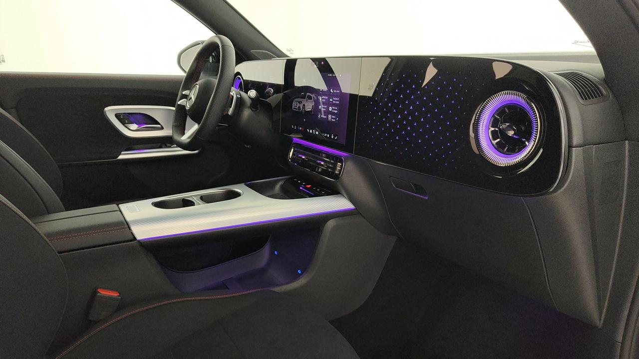 Mercedes-Benz GLB 250+ con tecnologia EQ