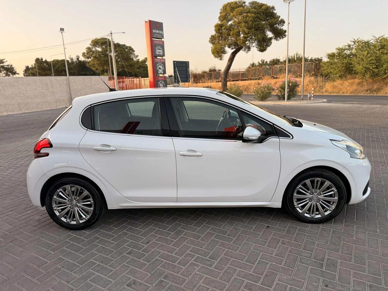 Peugeot 208 1.5 HDi 102 CV Stop&Start 5 porte Allure/OK NEOPATENTATI