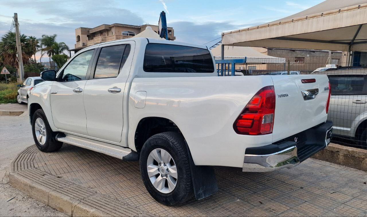 Toyota Hilux 2.4 D-4D 2WD 4 porte Double Cab Lounge