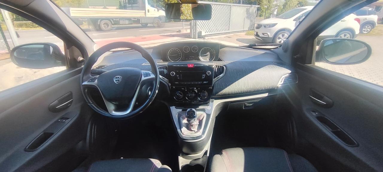 Lancia Ypsilon 1.2 69 CV 5 porte Silver Elefantino Rosa