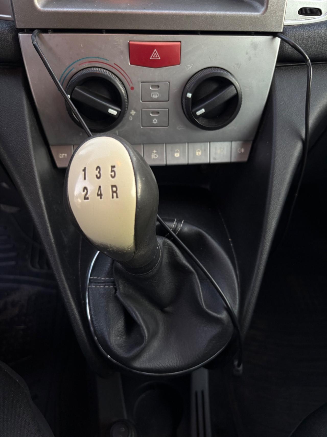 Lancia Ypsilon 1.3 MJT 75 CV Versus