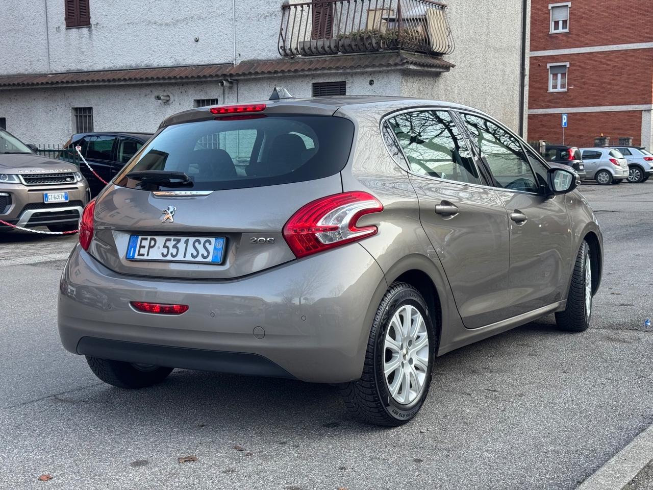 Peugeot 208 1.2 VTi 82 CV 5 porte Allure - OK NEOPATENTATI - SENSORI POSTERIORI - COMPUTER DI BORDO - FINITURE CROMO