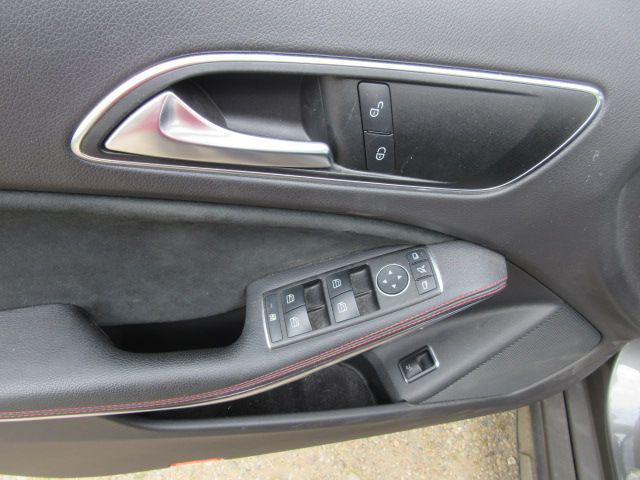 MERCEDES-BENZ GLA 180 Premium