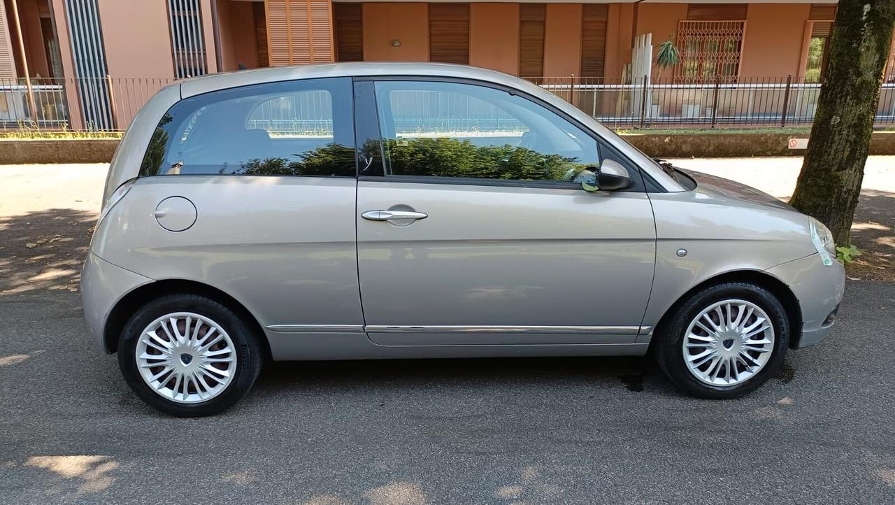 Lancia Ypsilon 1.2 Argento benzina neopatentati