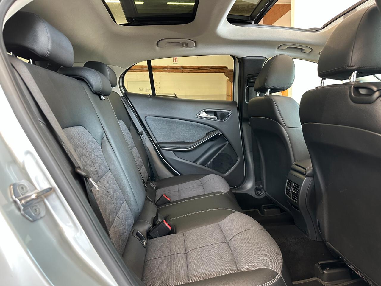 MERCEDES - BENZ GLA 180 d AUTO *TETTO*NEOPATENTATI*CAMERA*