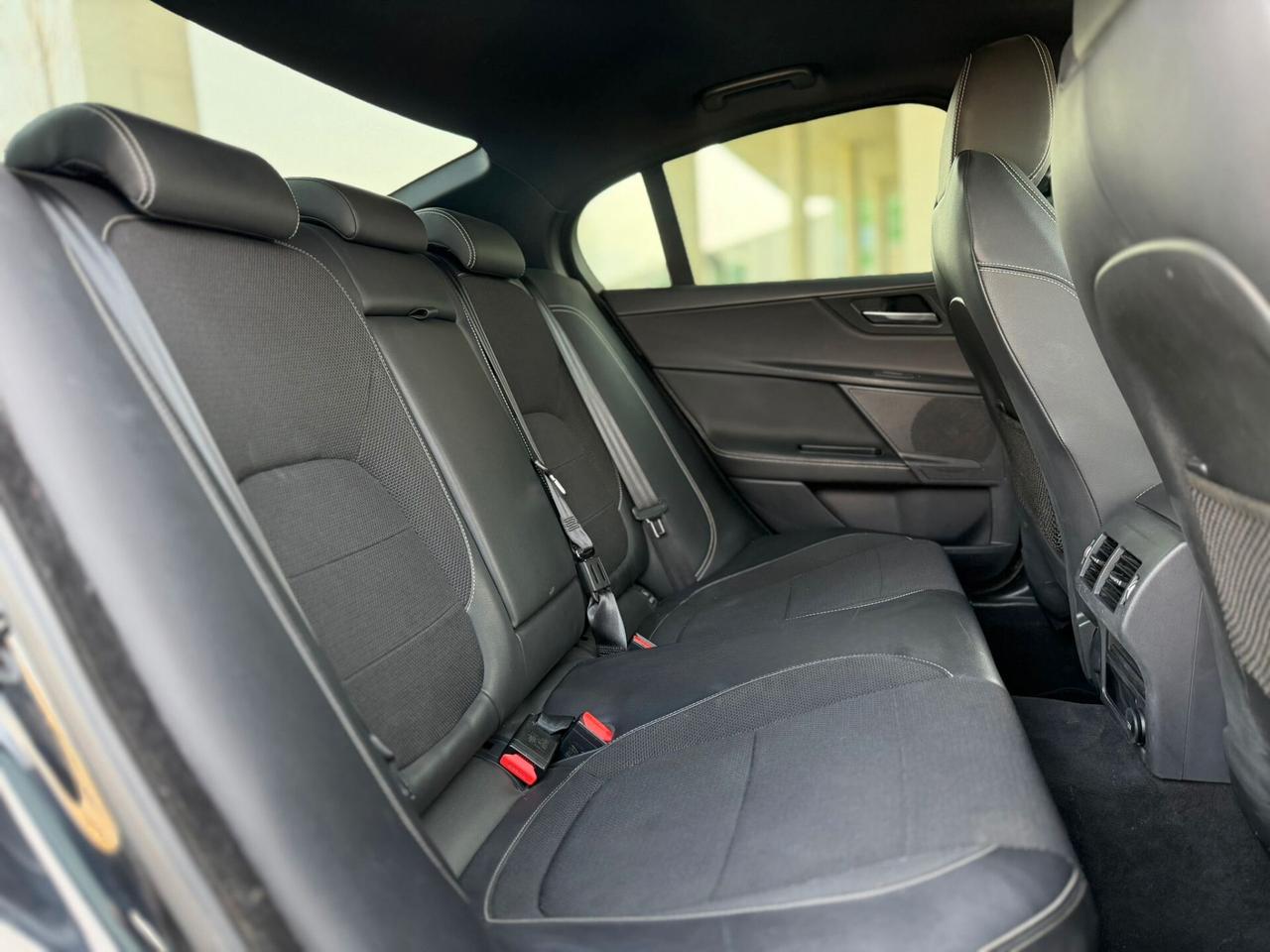 Jaguar XE 2.0 D Turbo 180 CV AWD aut. R-Sport