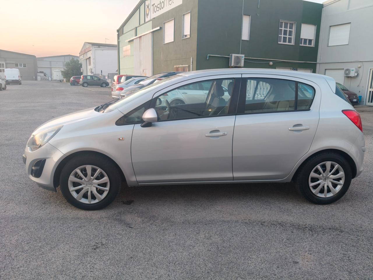 Opel Corsa con gancio traino e garanzia