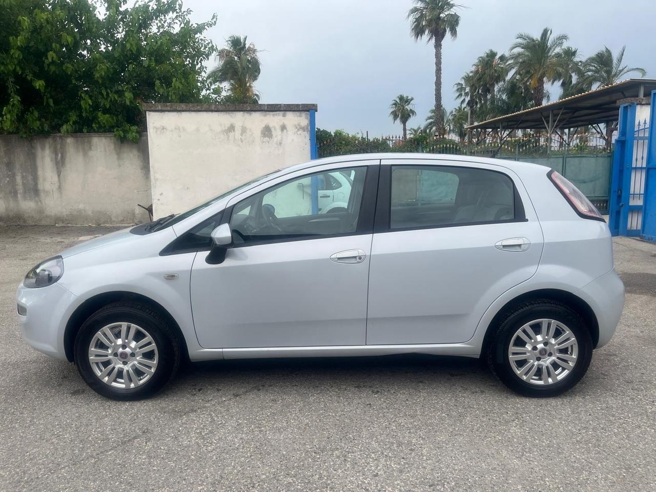 Punto Fiat g punto 5P-1.4-77cv- metano -full-2012