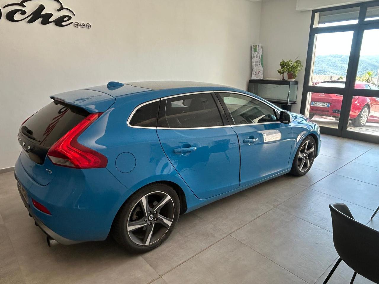 Volvo V40 T3 R-design