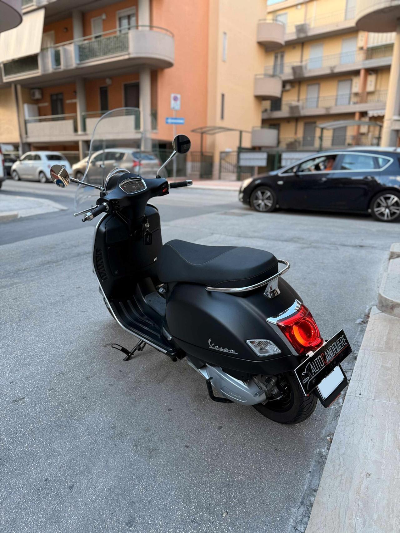 Piaggio Vespa 300 GTS BLACK