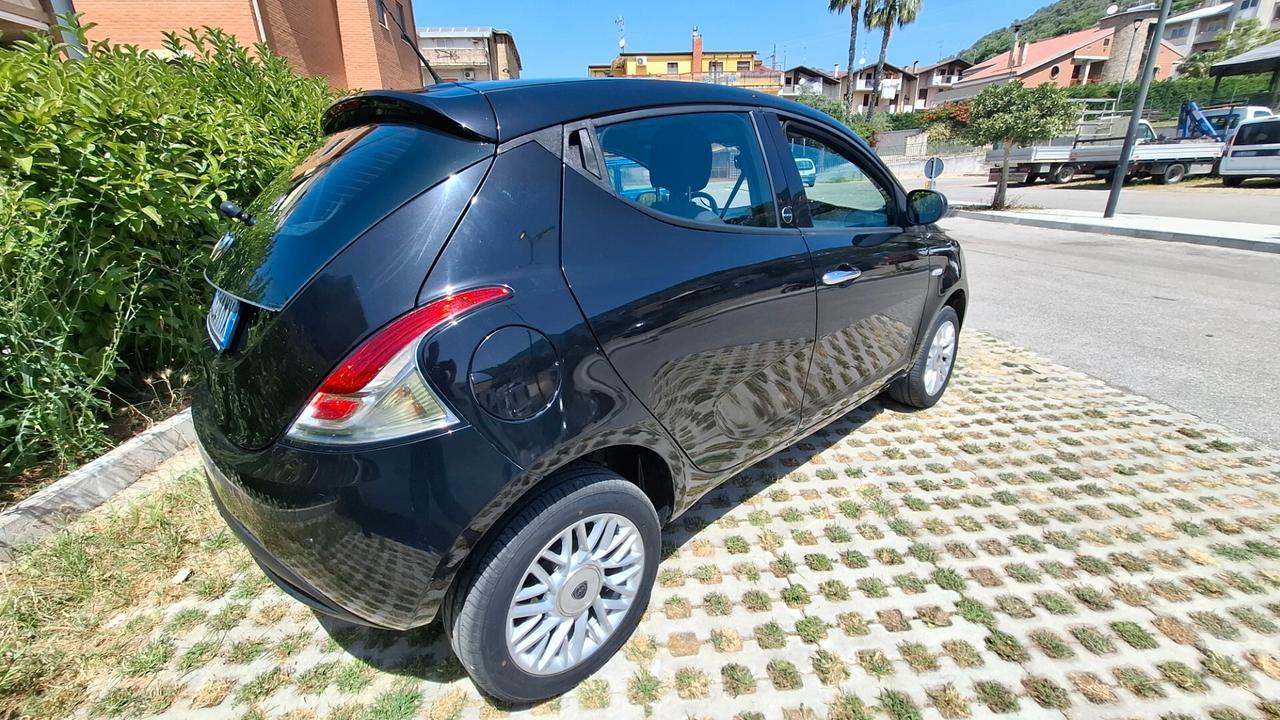 Lancia Ypsilon 0.9 TwinAir 85 CV 5 porte Metano Ecochic Silver