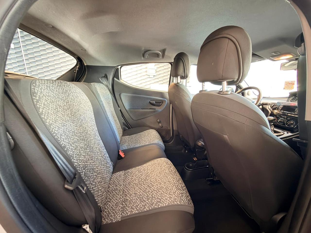 Lancia Ypsilon 1.0 FireFly 5 porte S&S Hybrid Ecochic Silver