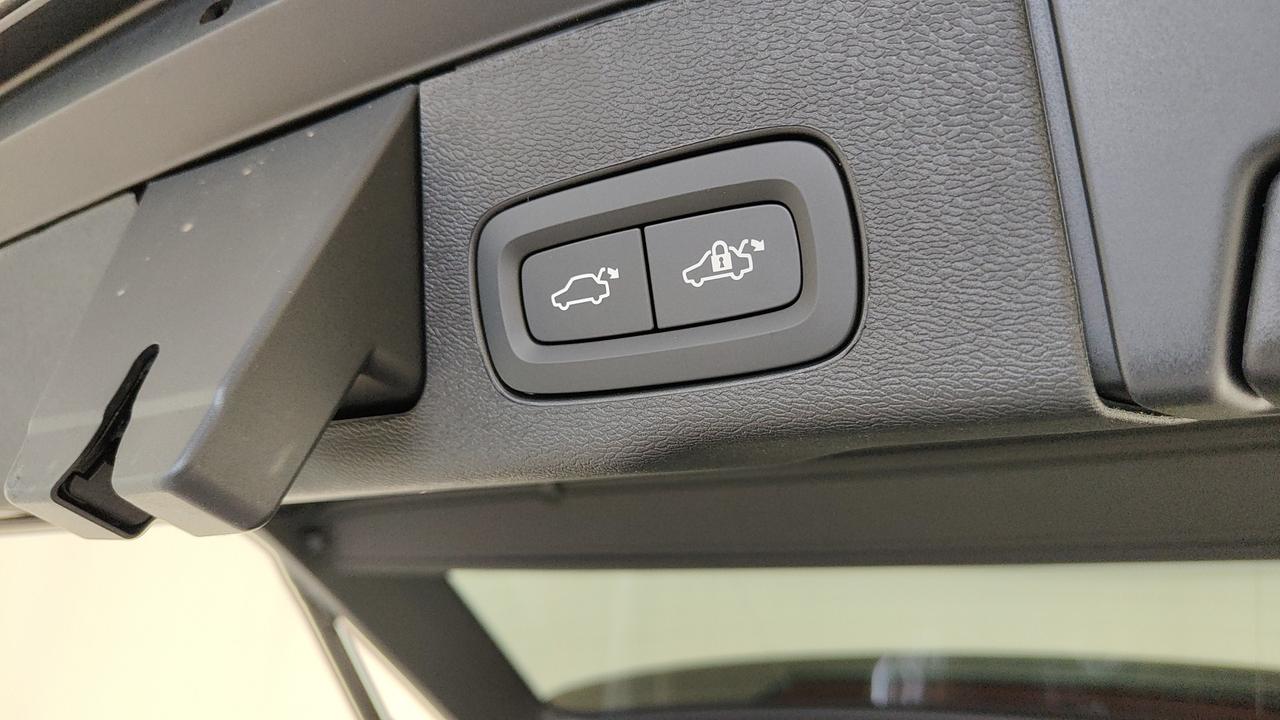 VOLVO XC60 2.0 b5 mhev Ultra Dark awd auto