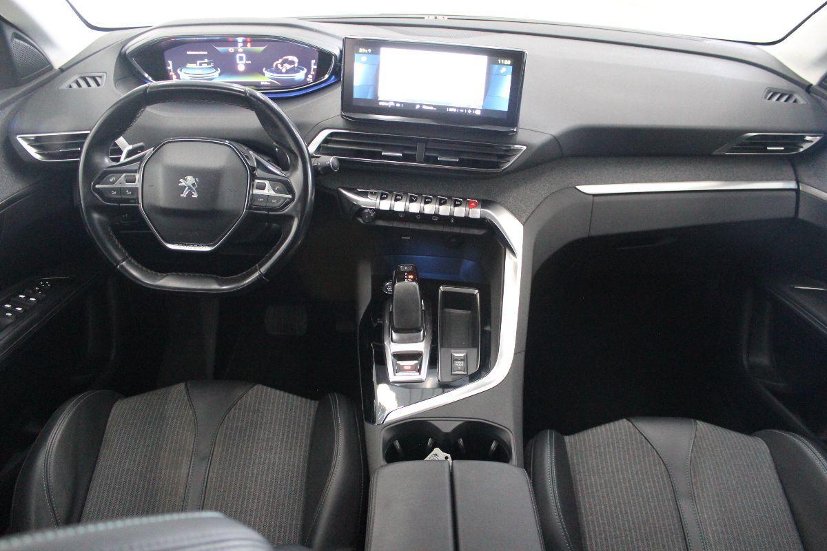 PEUGEOT - e-3008