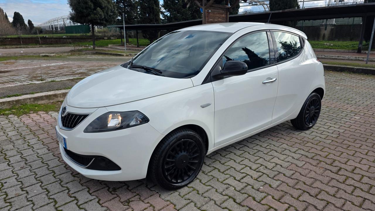 Lancia Ypsilon 1.0 FireFly 5 porte S&S Hybrid Ecochic Silver
