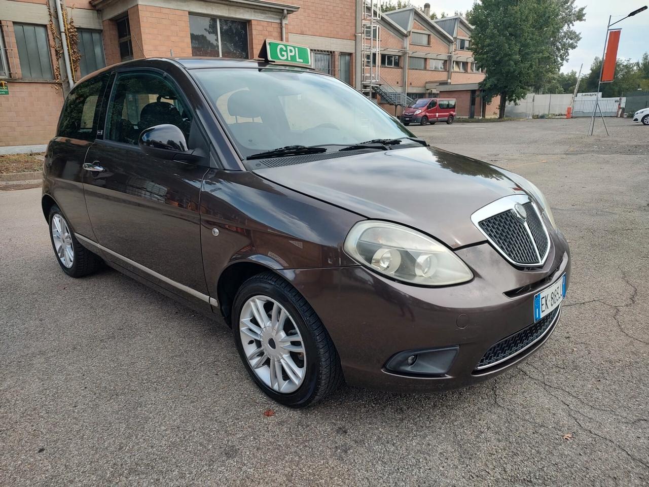 Lancia Ypsilon 1.2 69 CV 5 porte GPL Ecochic Platinum, benzina\gpl, OK NEOPATENTATI