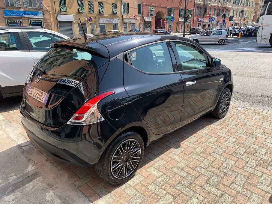 Lancia Ypsilon 1.0 FireFly 5 porte S&S Hybrid Silver