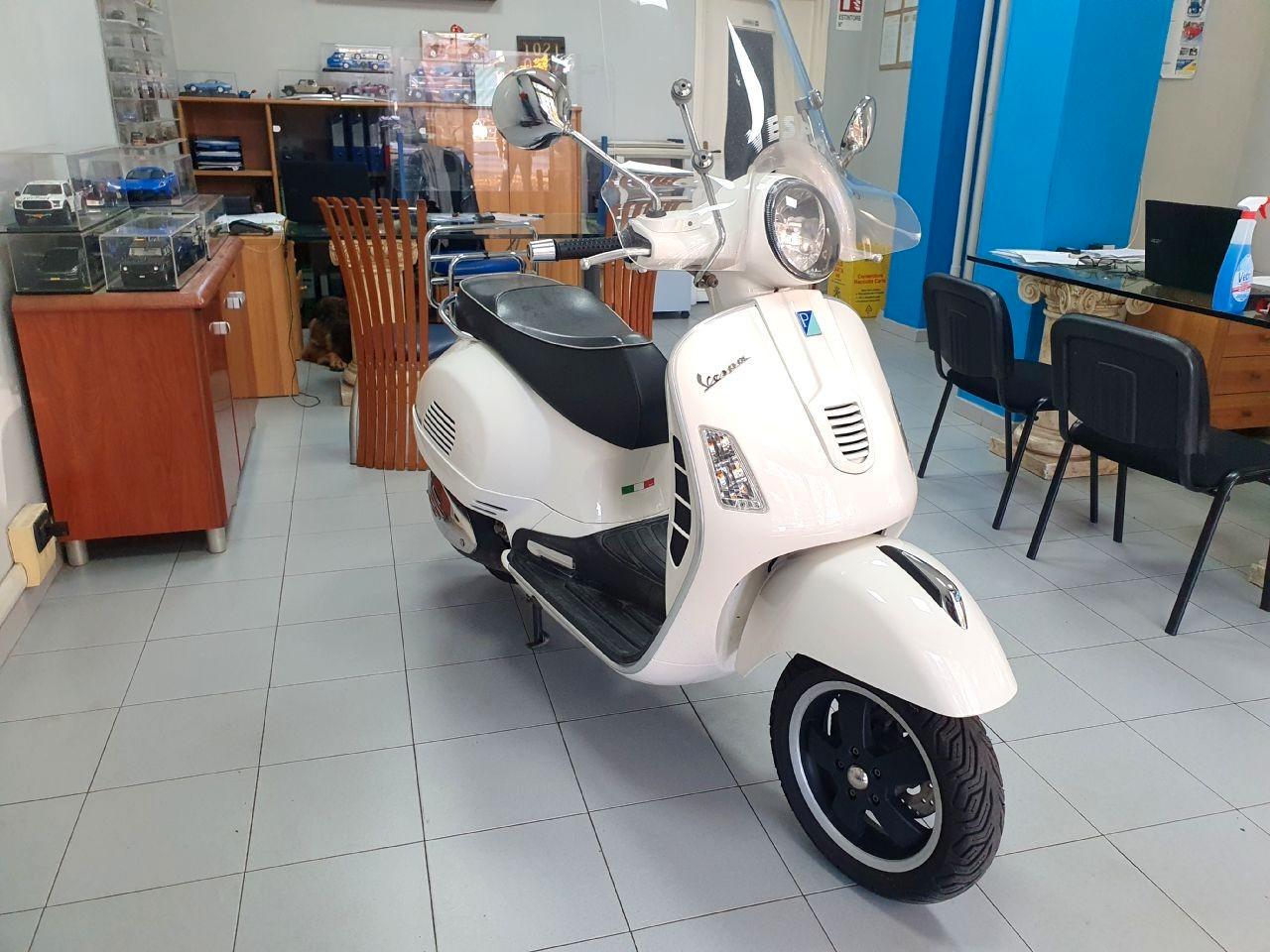 Vespa 300 GTS Super