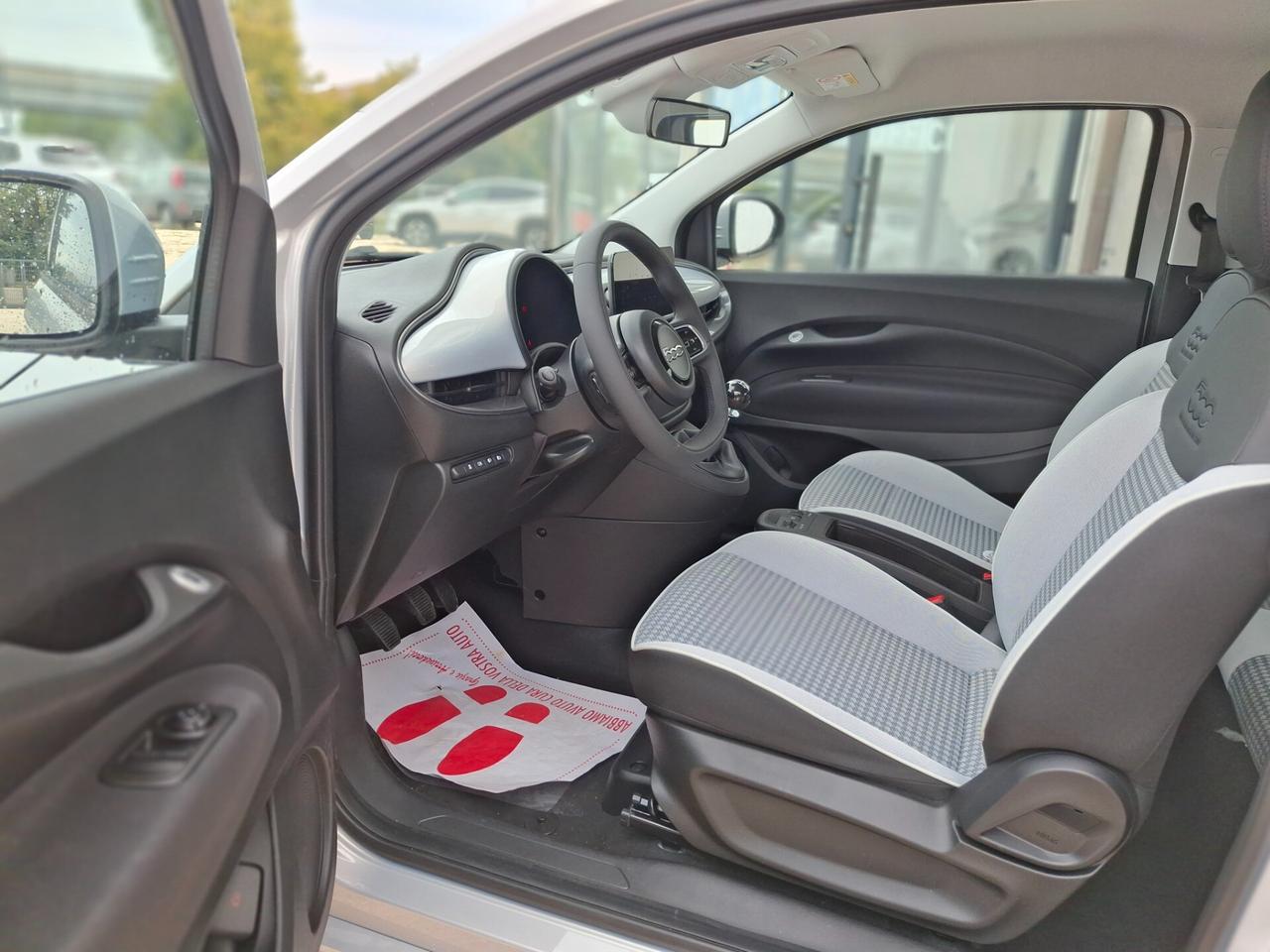 Fiat 500Hybrid, 3900€ANT. 233€MENS.