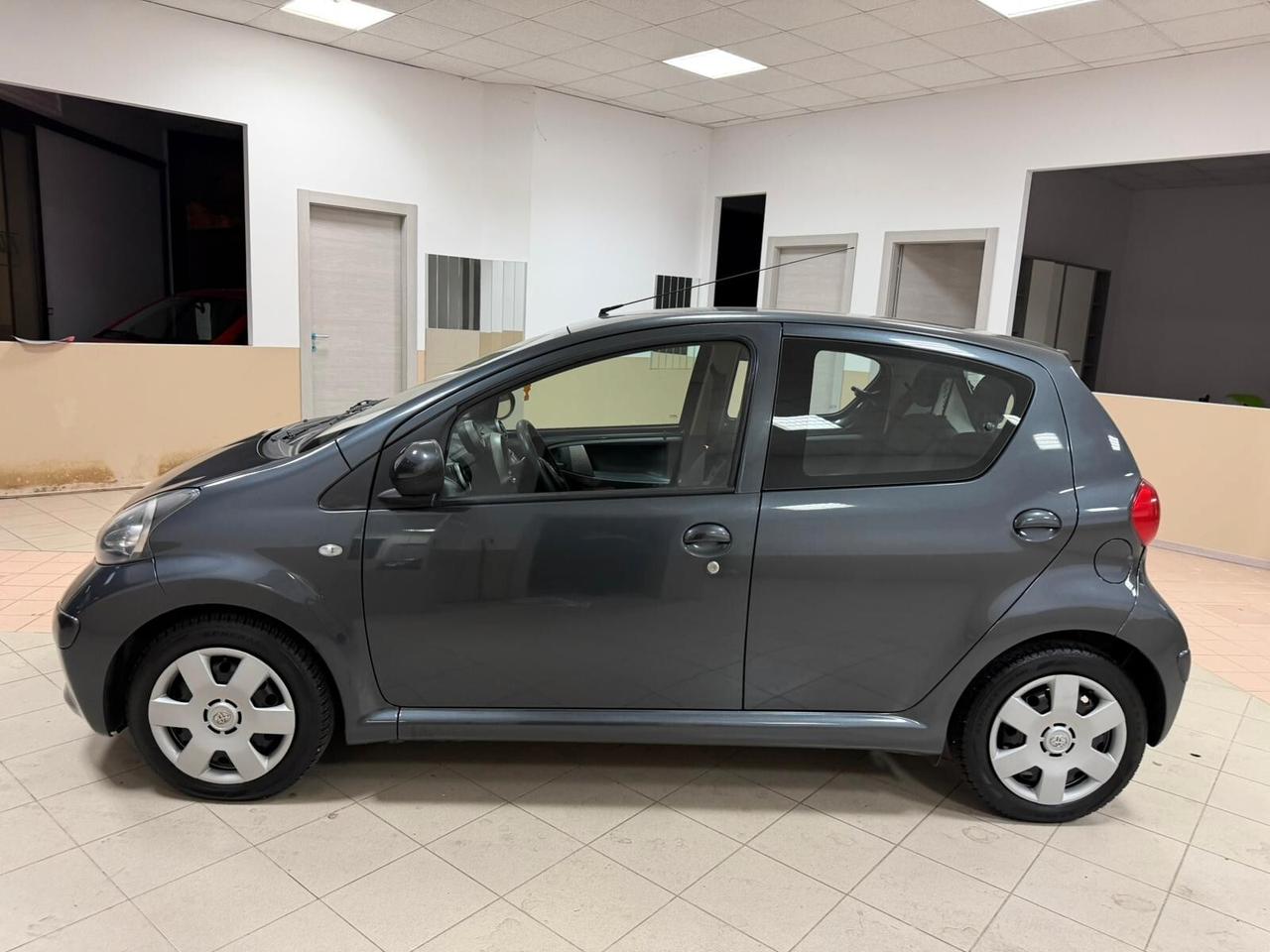 Toyota Aygo 1.0 12V VVT-i 5 porte Sol
