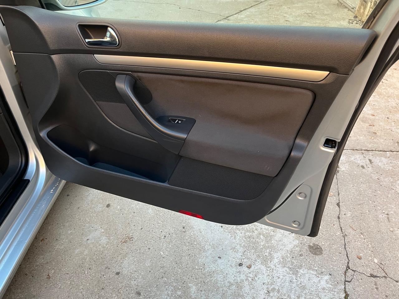 Volkswagen Golf 1.6 16V FSI 5p. Sportline