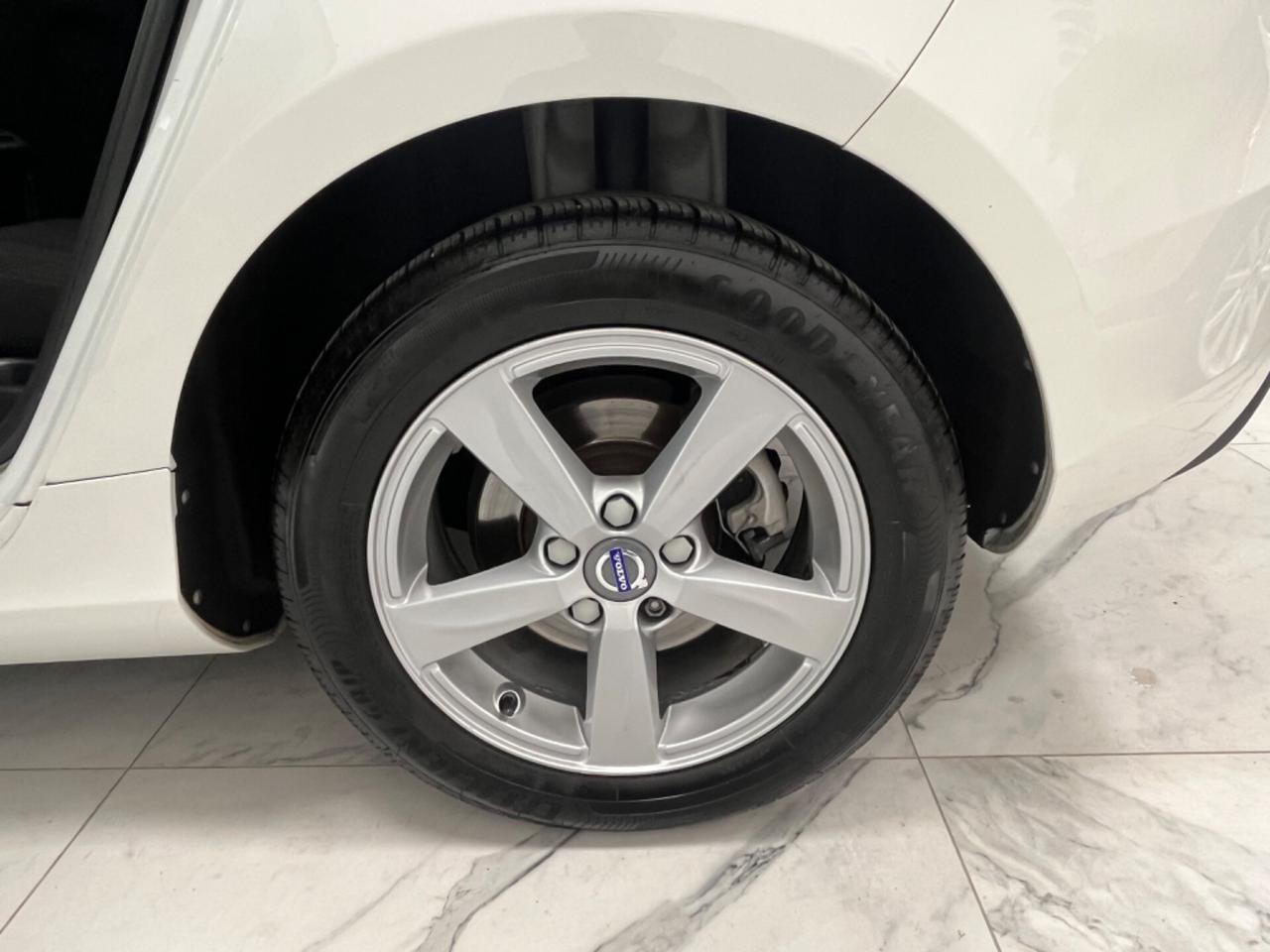 Volvo V40 D2 1.6 Momentum Unipro 2015