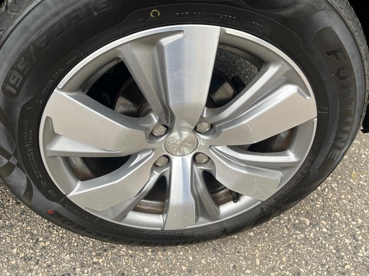 Peugeot 2008-1.2 benz-“allure”-2015