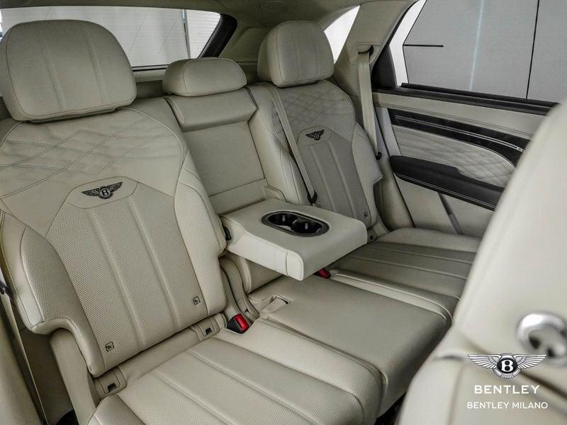 Bentley Bentayga V8 EWB Azure 23MY