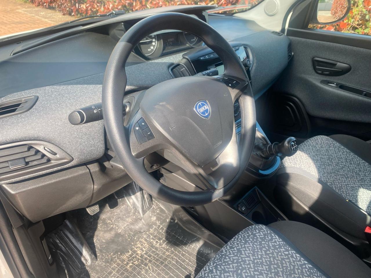 Lancia Ypsilon 1.0 FireFly 5 porte S&S Hybrid Ecochic Silver