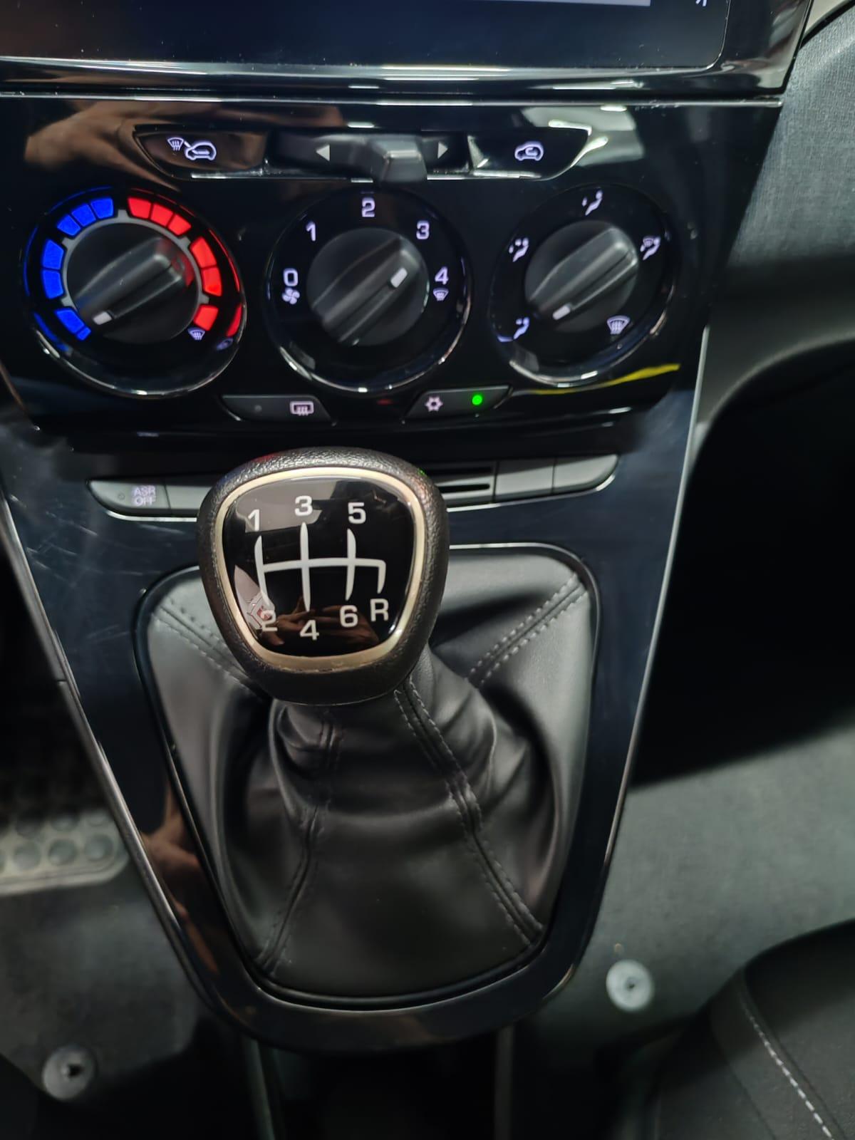 Lancia Ypsilon 1.0 firefly hybrid Gold s&s 70cv 5p.ti