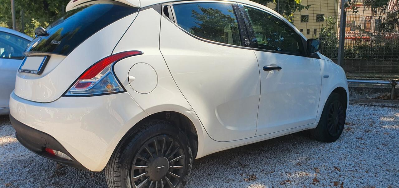 Lancia Ypsilon 1.0 FireFly 5 porte S&S Hybrid Ecochic Silver
