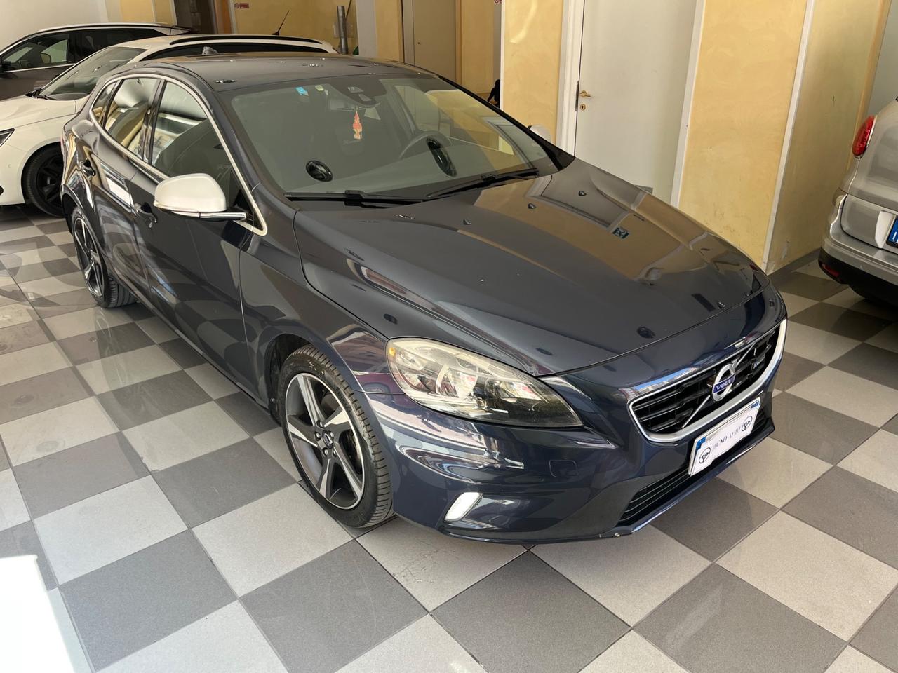 Volvo V40 D2 1.6 R-design Momentum