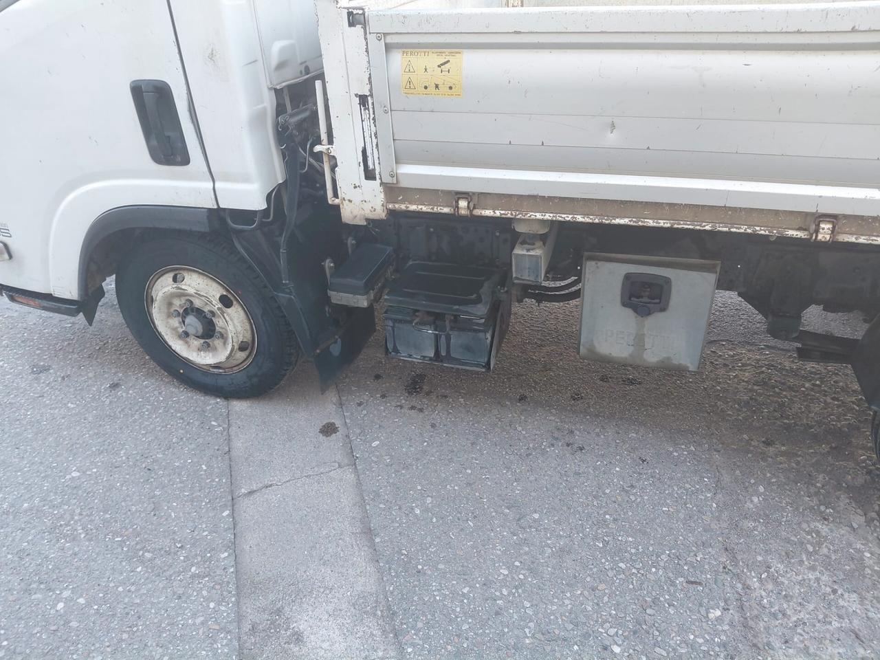 Isuzu NLR 85A 3.0 ribaltabile trilaterale