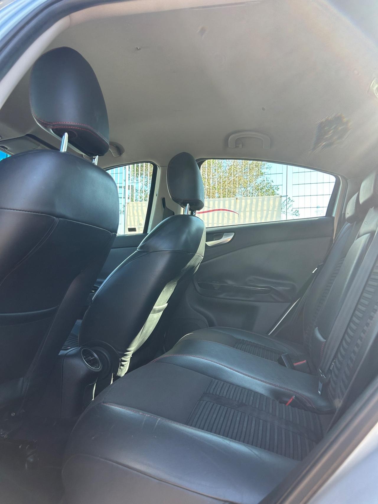 Alfa Romeo Giulietta 2.0 JTDm-2 140 CV Distinctive-2011
