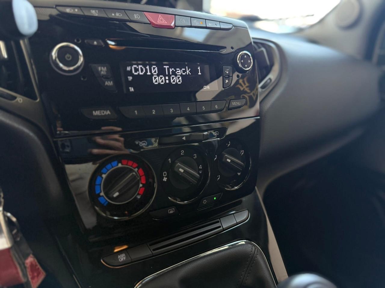 Lancia Ypsilon 1.3 MJT 16V 95 CV 5 OK NEOPATENTATI