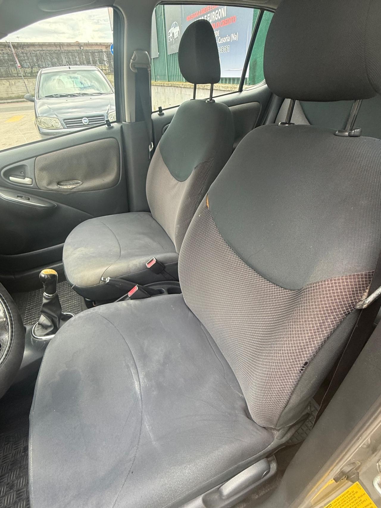 Toyota Yaris 1.0i 16V cat 5 porte Sol