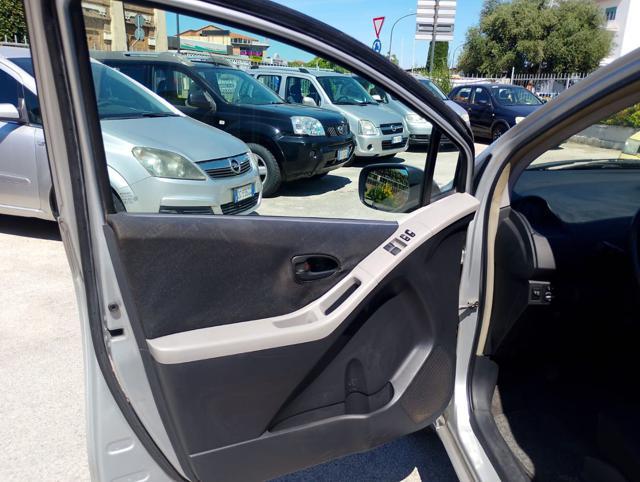 TOYOTA Yaris 1.0 5 porte Sol