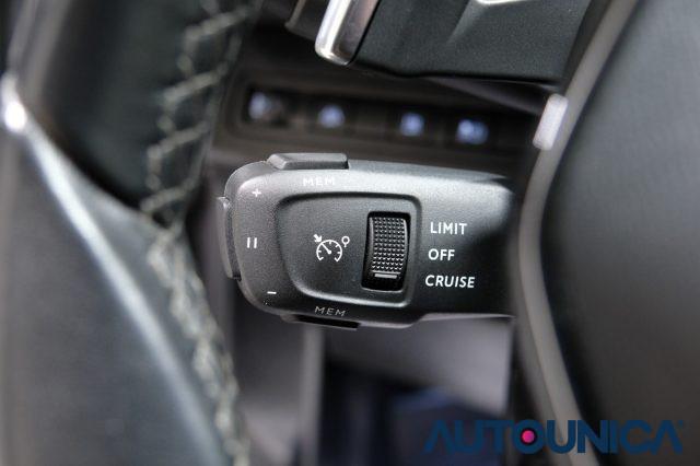 PEUGEOT 3008 HYBRID4 300 E-EAT8 ALLURE PACK