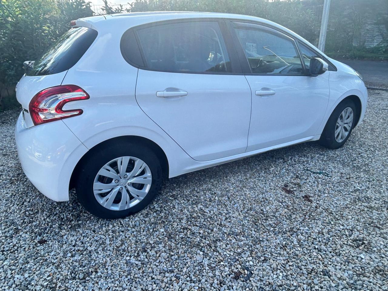 Peugeot 208 1.4 HDi 68 CV 5 porte Allure