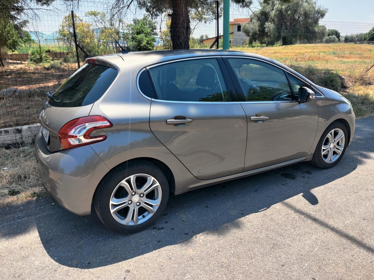 Peugeot 208 1.4 HDi 68 CV 5 porte Allure