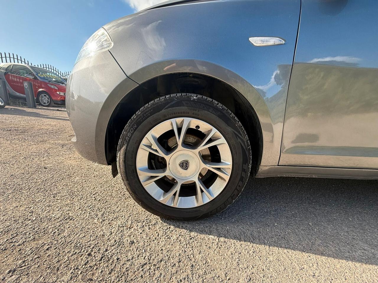 Lancia Ypsilon 0.9 TwinAir 85 CV 5 porte Metano Ecochic Elle