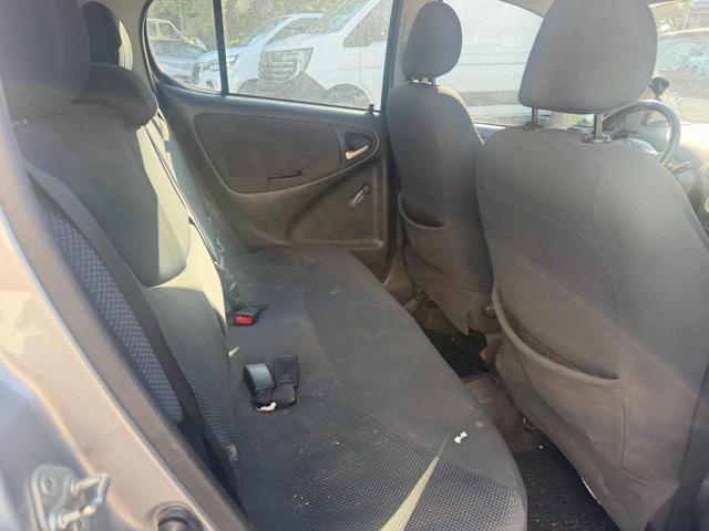 TOYOTA Yaris 1.3i 16V cat 5p Sol senza nessun lavoro da fare