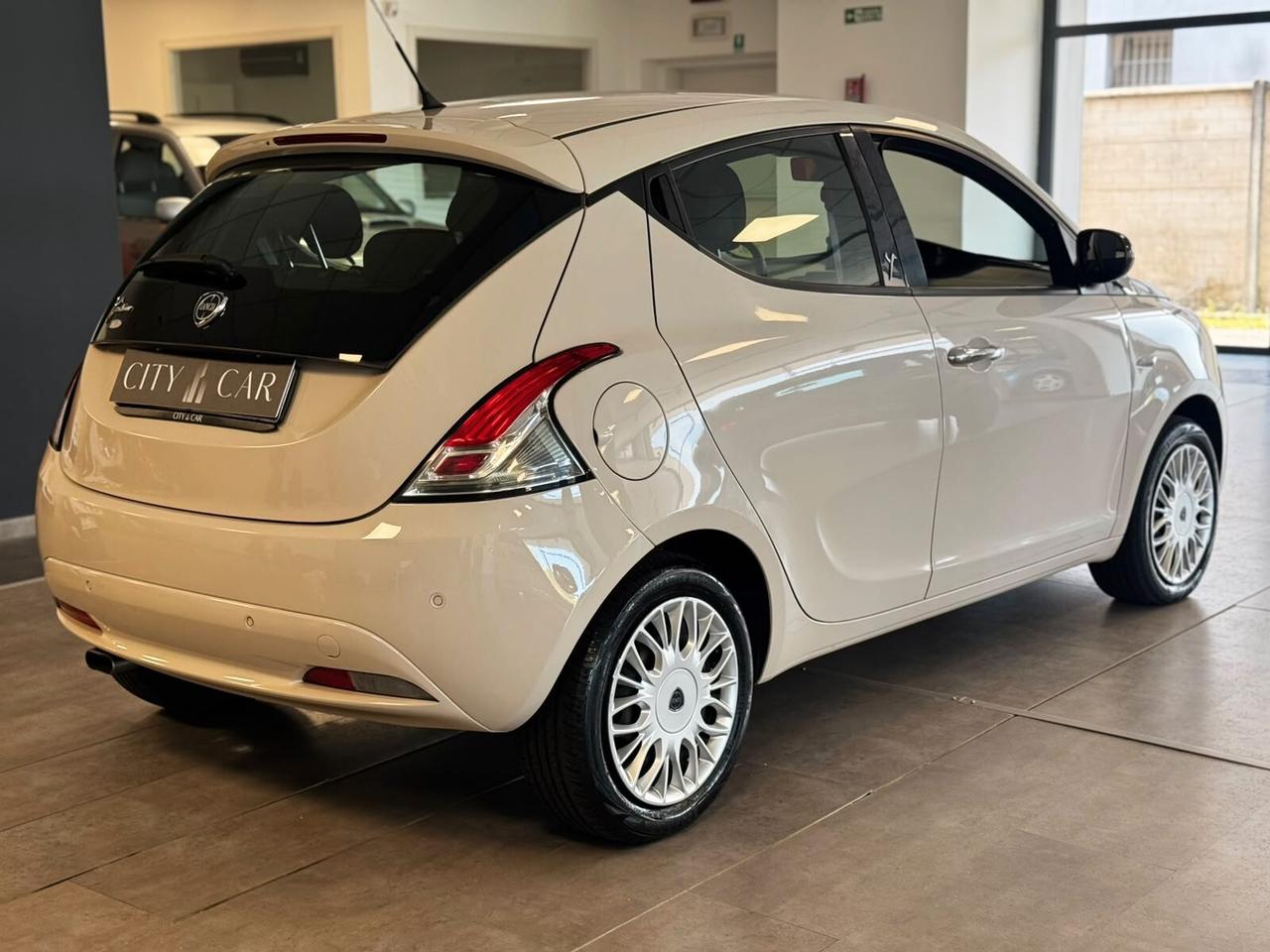Lancia Ypsilon 1.2 69 CV 5 porte Platinum GPL