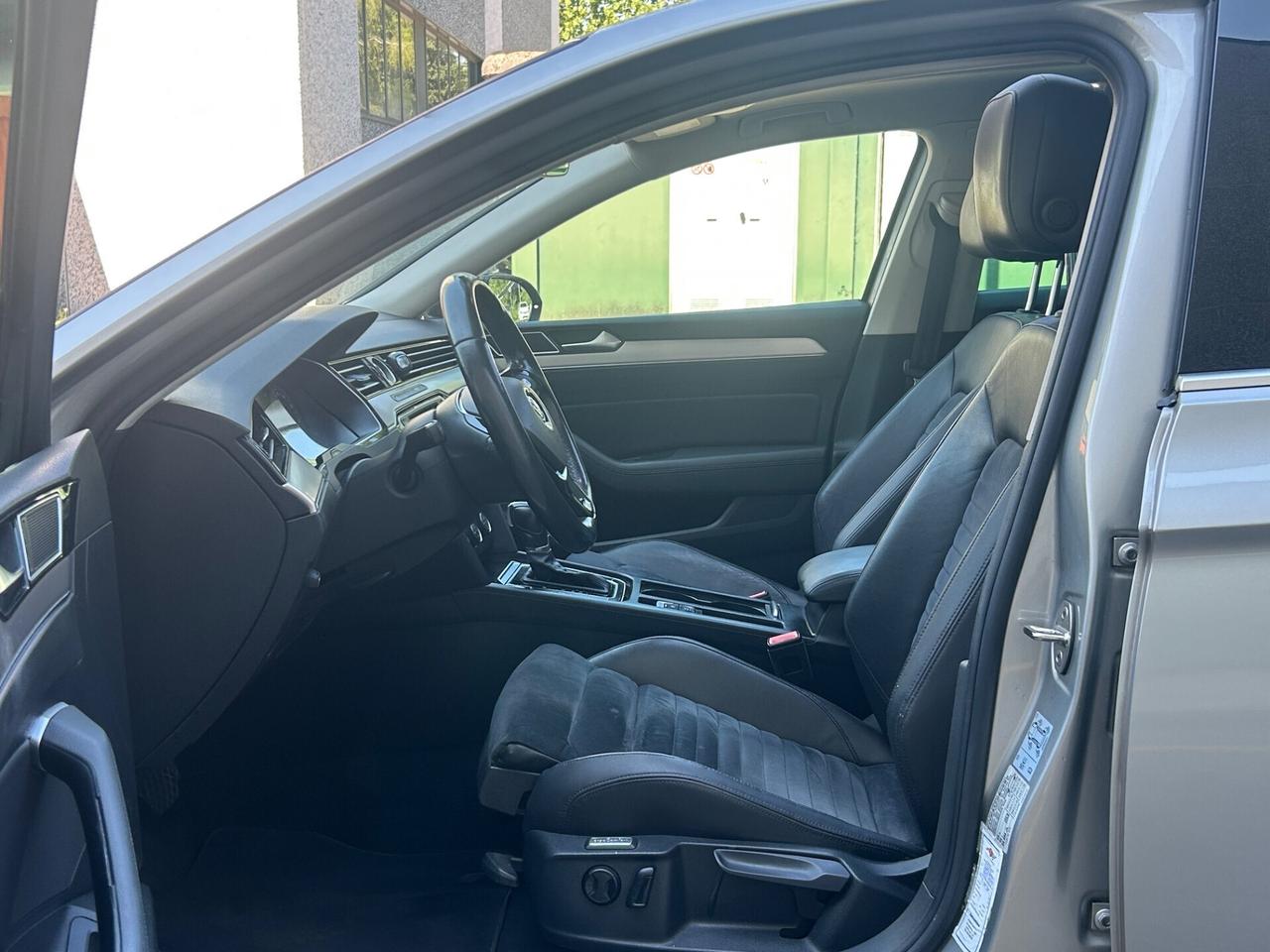 Volkswagen Passat Variant 2.0 TDI DSG Executive | Tetto Panoramico LED Navi