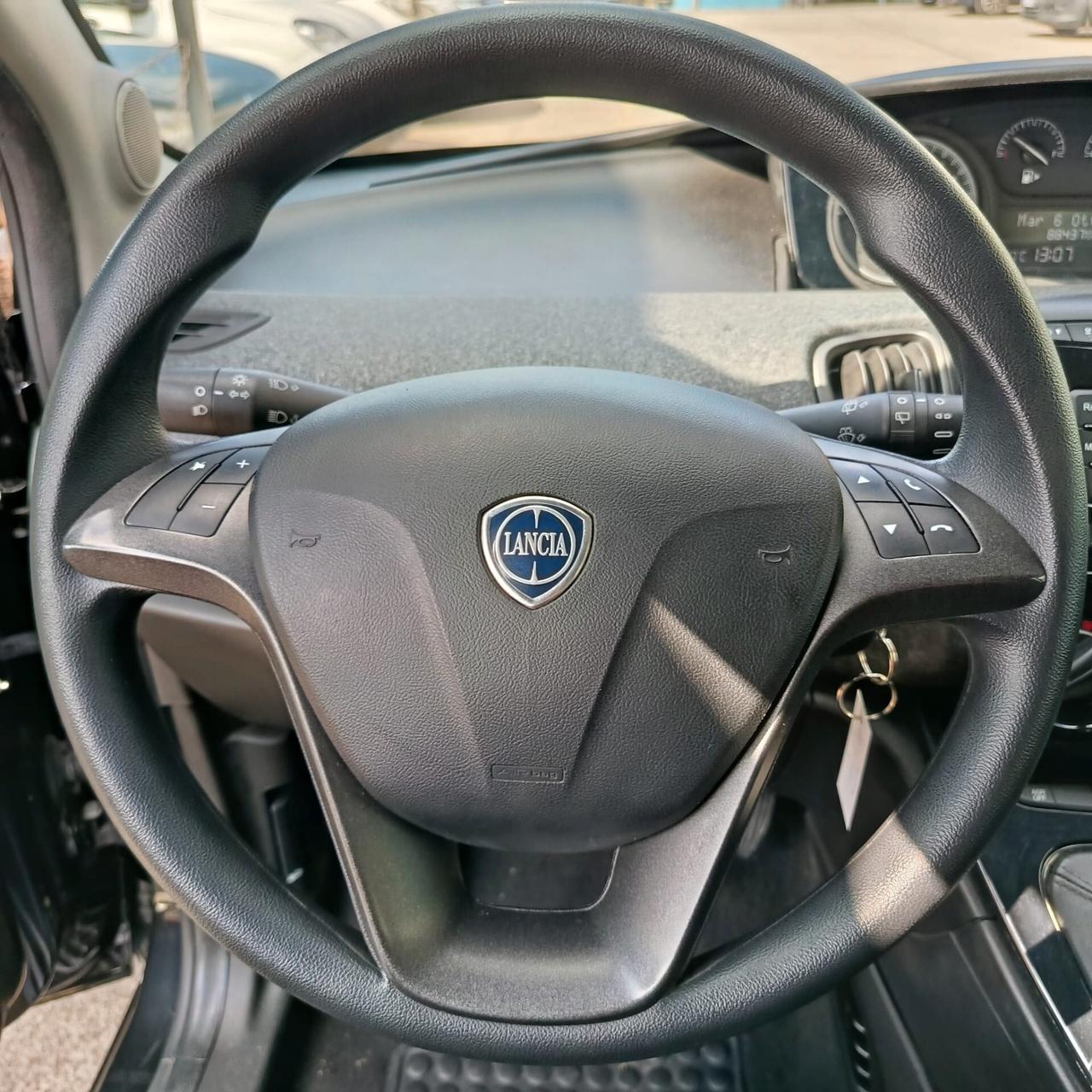 Lancia Ypsilon 1.0 FireFly 5 porte S&S Hybrid Silver